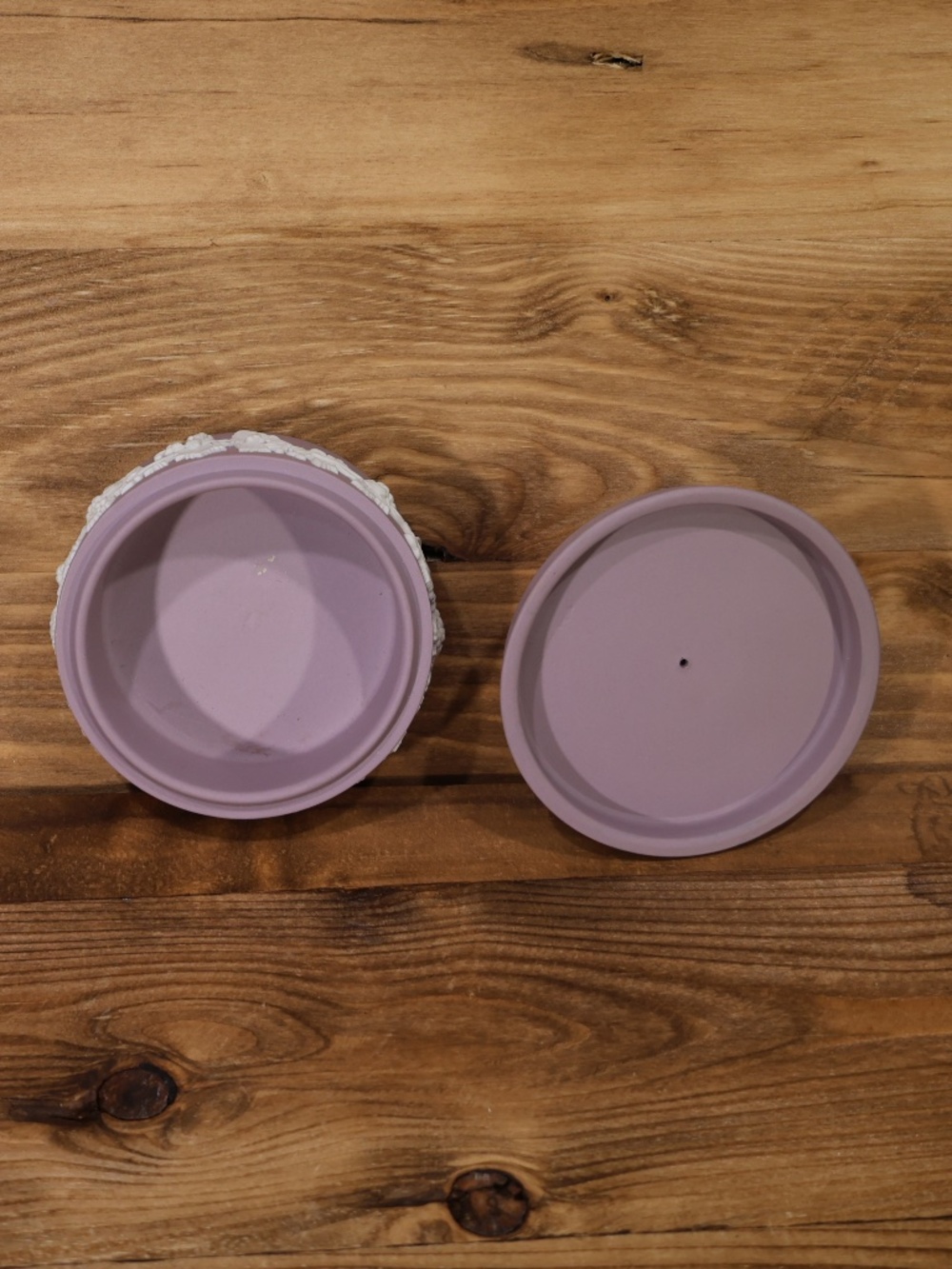 Round Lid Purple Jewelry Trinket Box With Grapevine Bas Reliefs Lilac Wedgwood - Picture 5 of 6